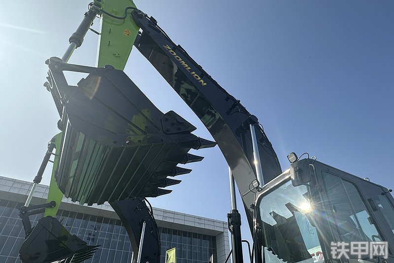 中联重科  ZE335G挖掘机展会( )