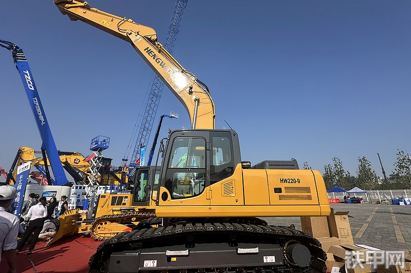 恒旺集团HW220-9挖掘机展会( )