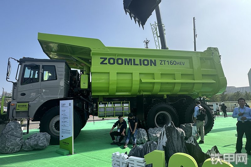 中联重科ZT160HEV非公路自卸车展会( )