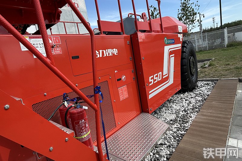 合力G255T叉车局部