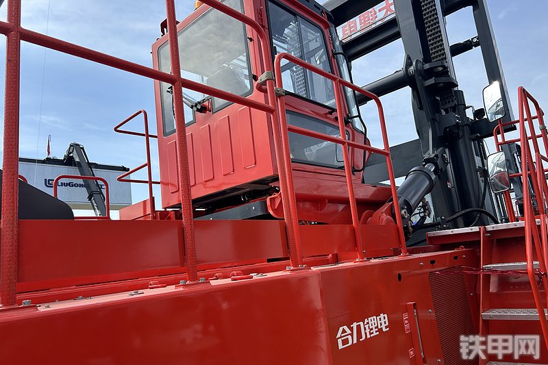 合力G255T叉车局部