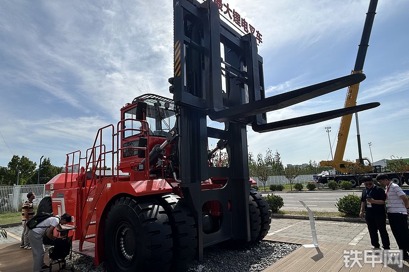 合力G255T叉车整机外观