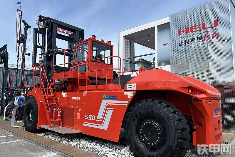 合力G255T叉车局部