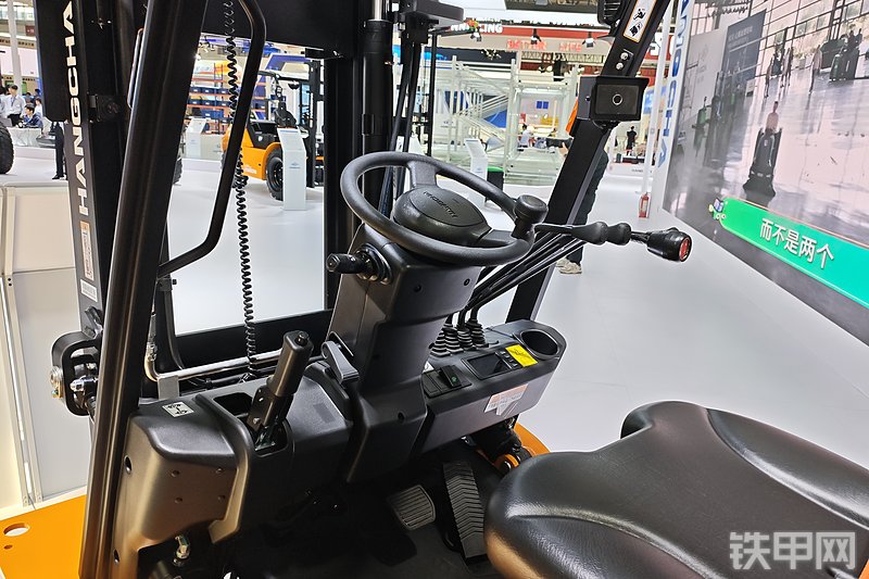 杭叉CPD35-XEY2HA-SI叉车局部