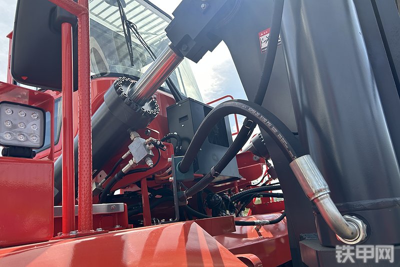 合力G255T叉车局部