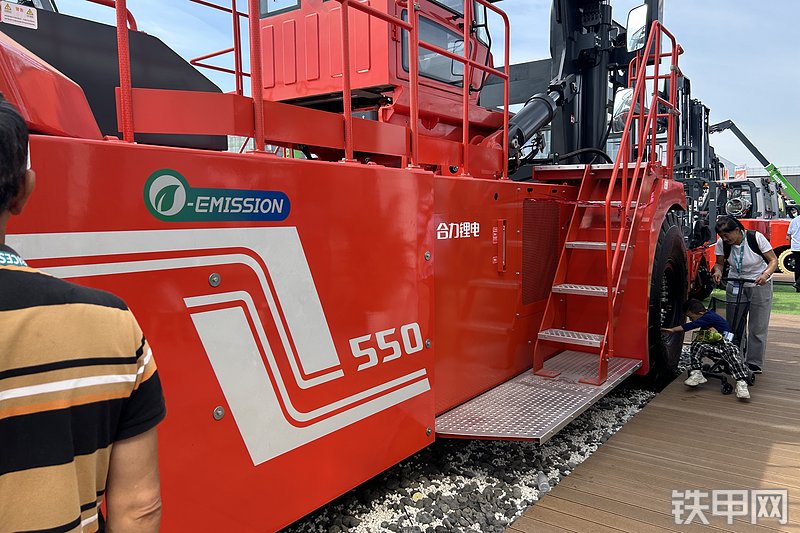 合力G255T叉车局部