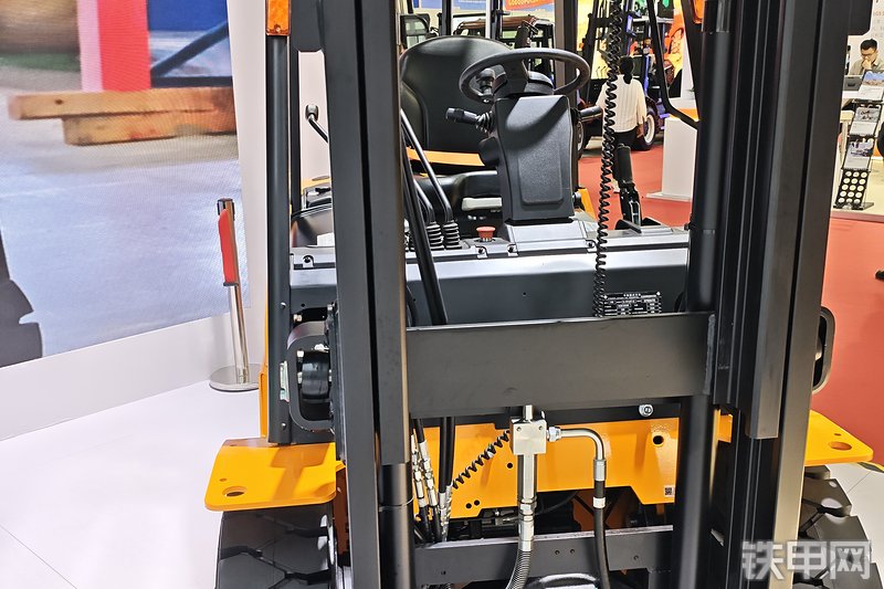 杭叉CPD35-XEY2HA-SI叉车整机外观