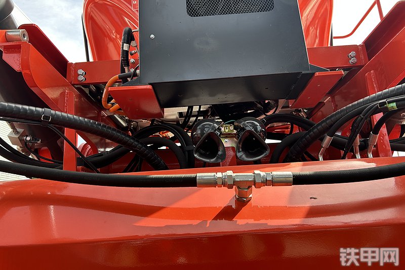 合力G255T叉车局部