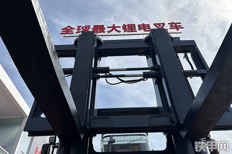 合力G255T叉车局部