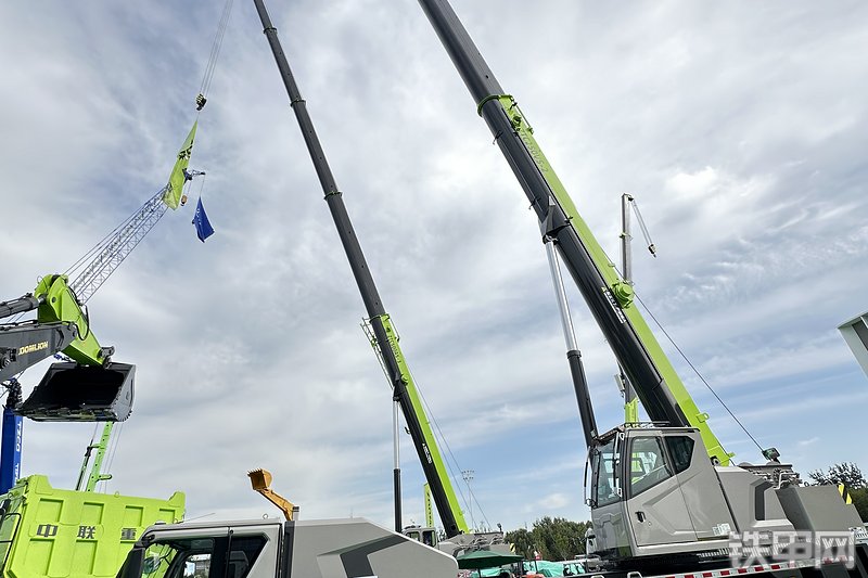 中联重科ZTC250V562-2起重机展会( )