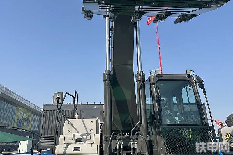 中联重科ZE385A挖掘机展会( )