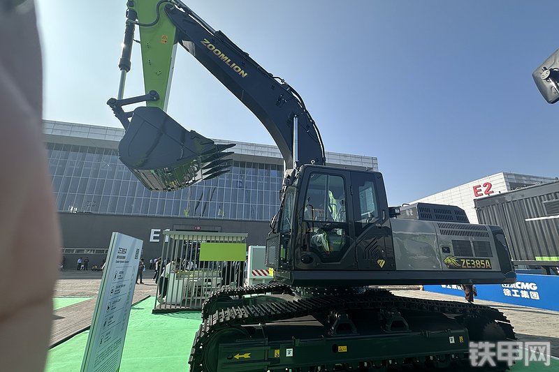 中联重科ZE385A挖掘机展会( )