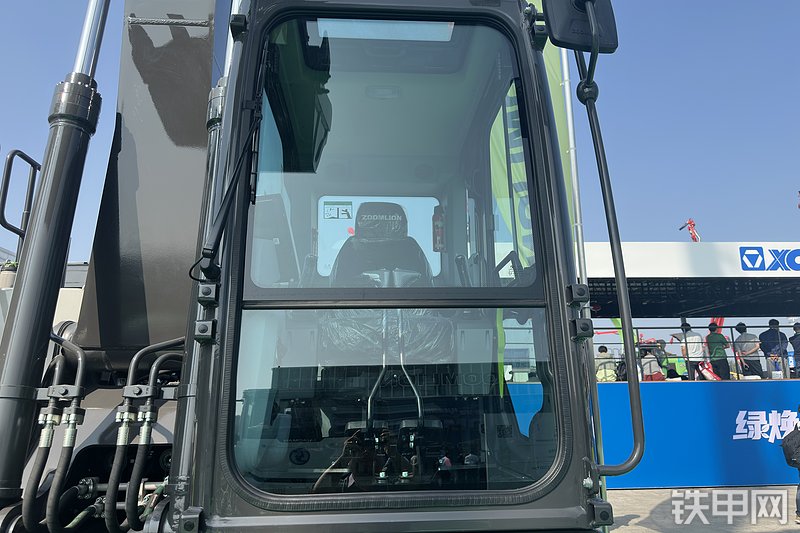 中联重科ZE210G挖掘机展会( )