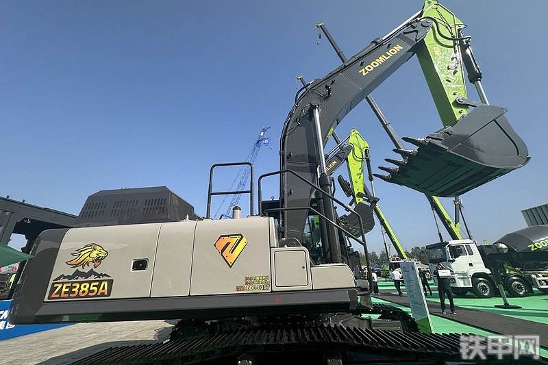 中联重科ZE385A挖掘机整机外观