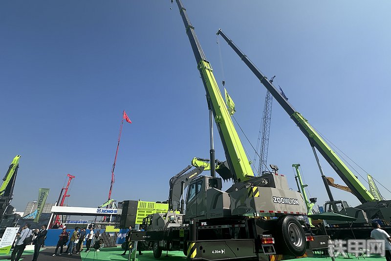 中联重科ZTC250V562-2起重机展会( )