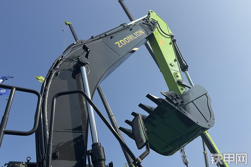 中联重科ZE210G挖掘机展会( )