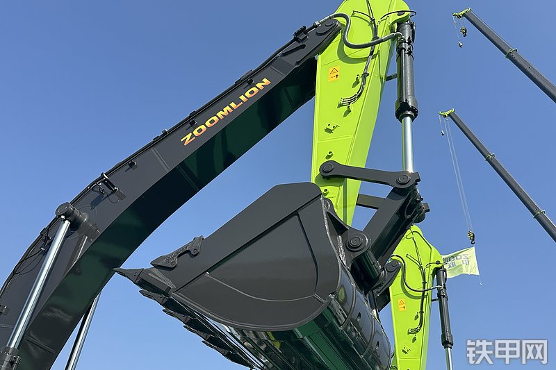 中联重科ZE385A挖掘机展会( )