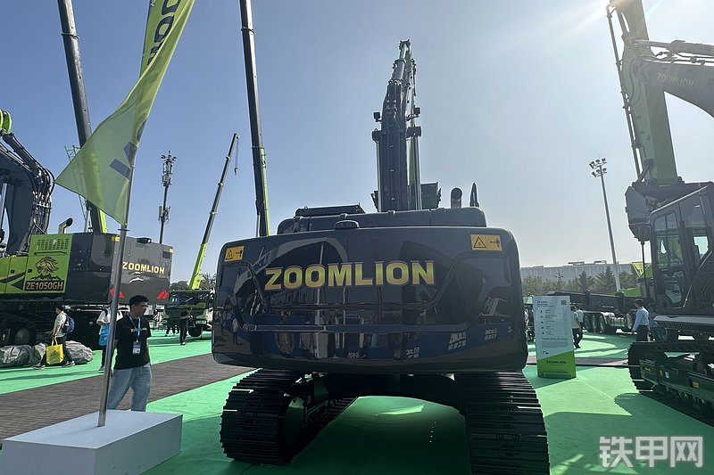 中联重科ZE210G挖掘机展会( )