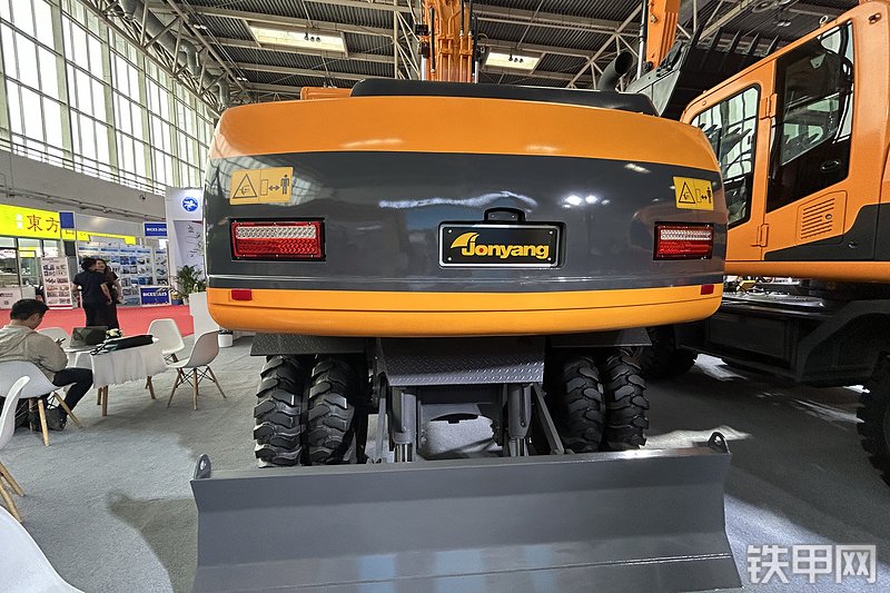 詹阳重工JYL615H-E挖掘机整机外观