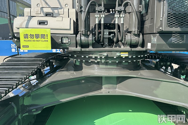 中联重科ZE385A挖掘机展会( )