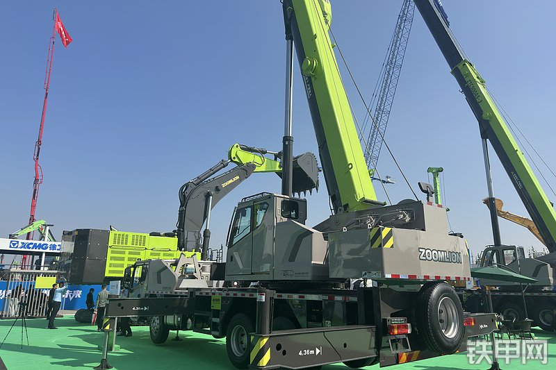 中联重科ZTC250V562-2起重机展会( )