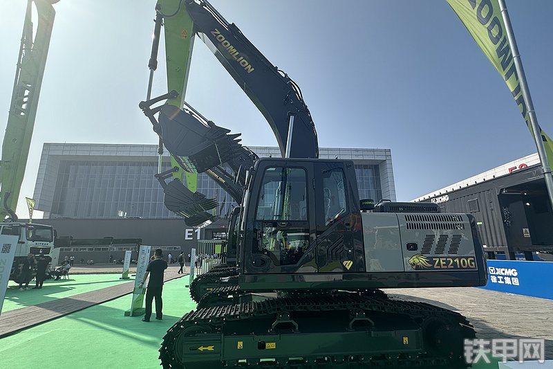 中联重科ZE210G挖掘机展会( )