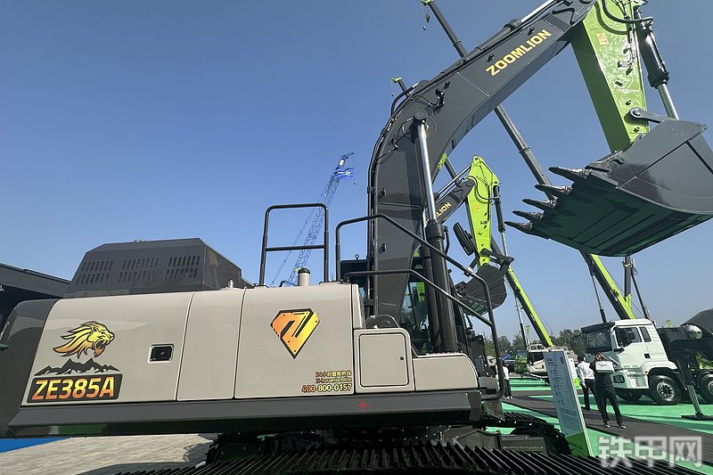 中联重科ZE385A挖掘机展会( )