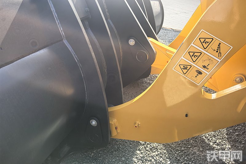 柳工890T装载机整机外观