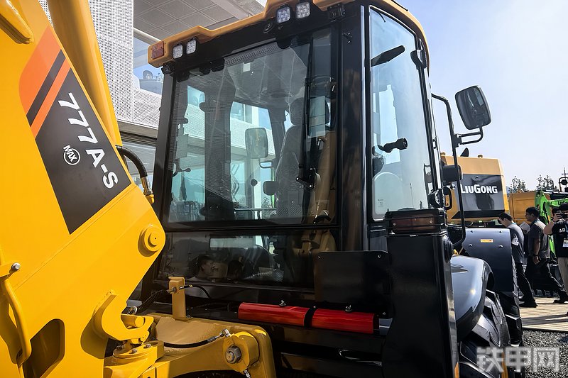 柳工777A-S MAX挖掘装载机整机外观