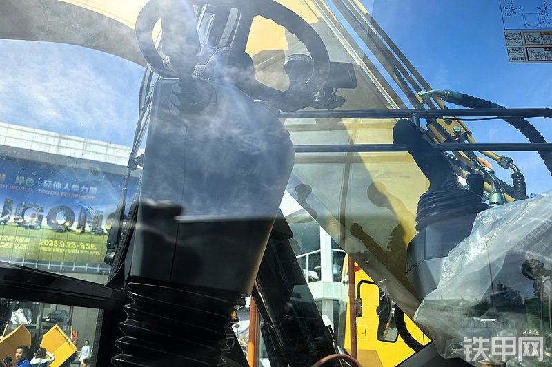 柳工915FW挖掘机整机外观