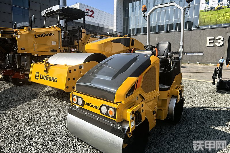 柳工6029F压路机整机外观