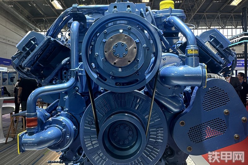 潍柴12M13发动机整机外观