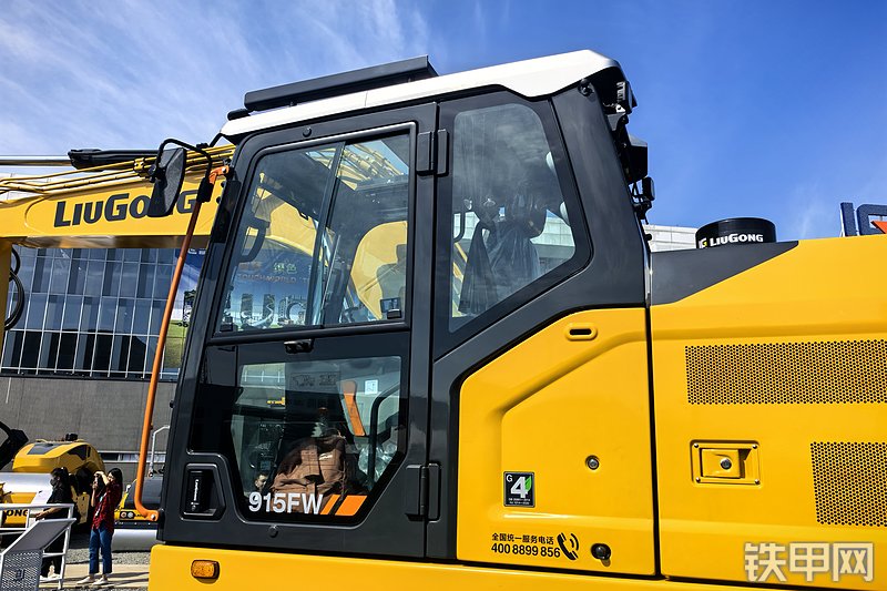 柳工915FW挖掘机整机外观