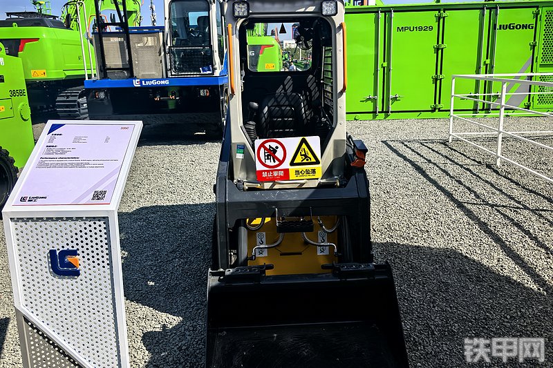 柳工335C滑移装载机整机外观