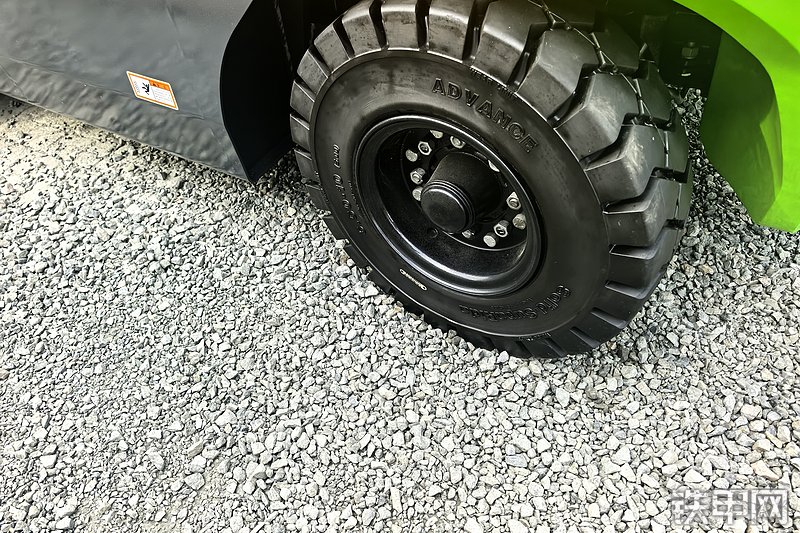 柳工CPD30E叉车整机外观