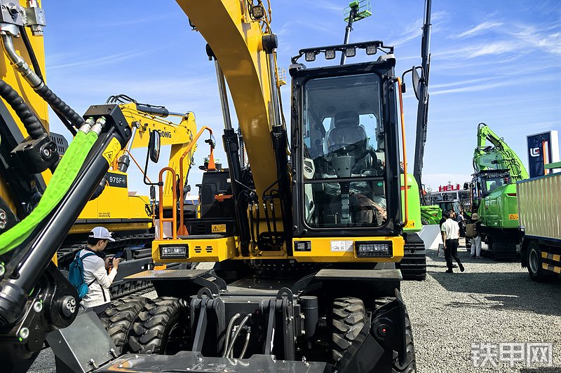 柳工915FW挖掘机整机外观