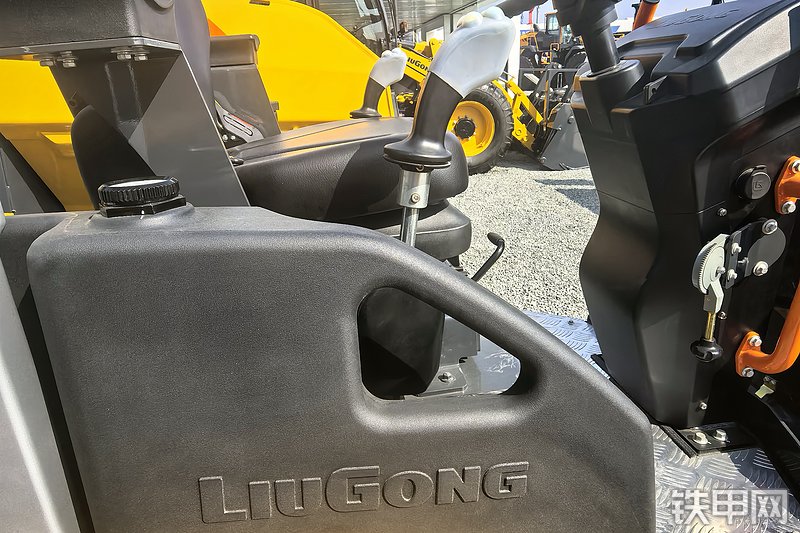 柳工6029F压路机整机外观