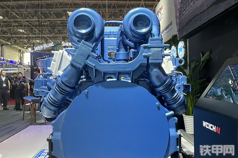 潍柴12M25发动机整机外观