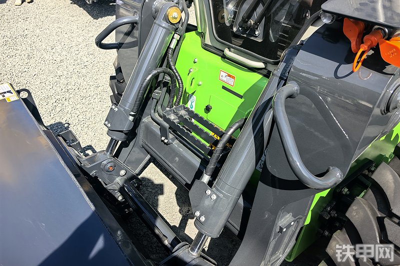 柳工385B-E滑移装载机整机外观