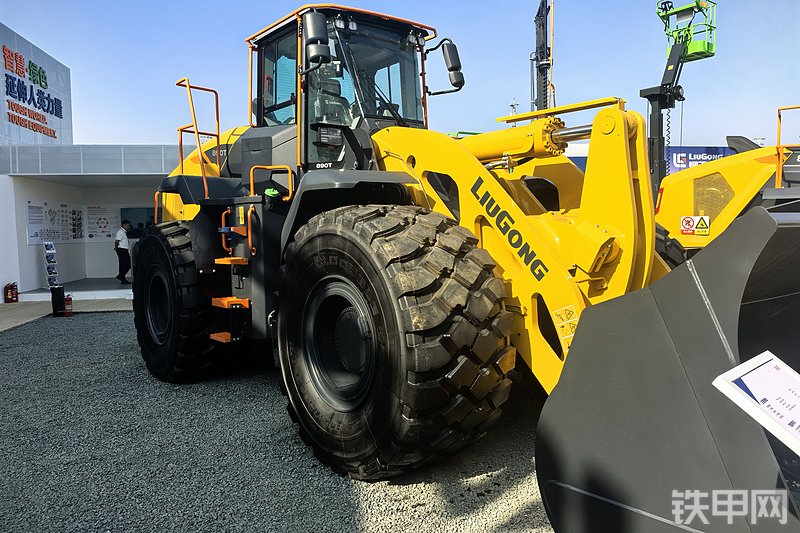 柳工890T装载机整机外观