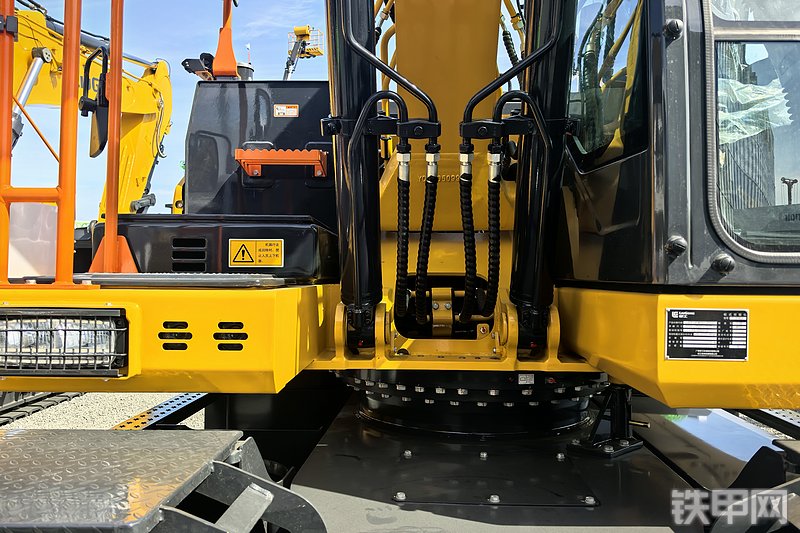 柳工915FW挖掘机整机外观