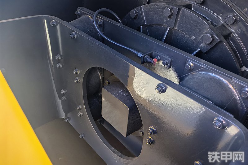 柳工6622E无人驾驶压路机整机外观