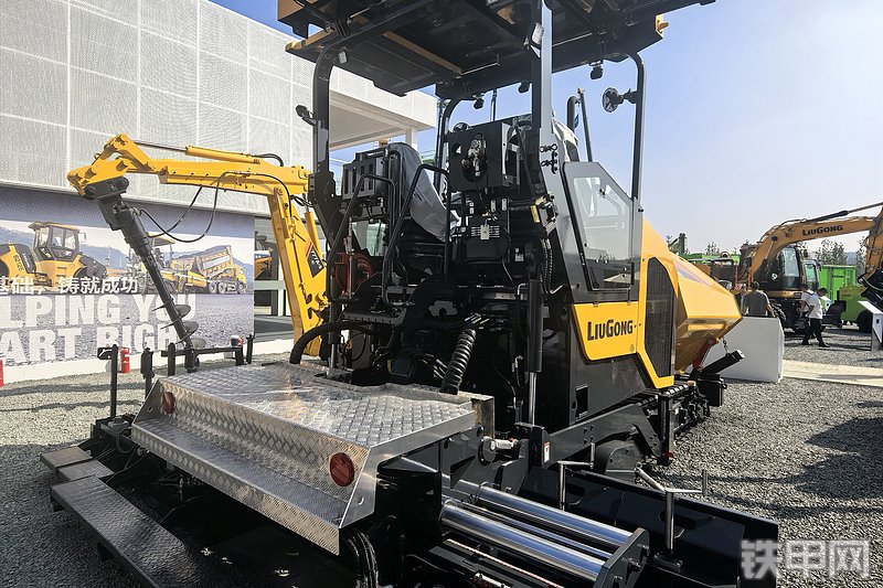 柳工506E沥青摊铺机整机外观