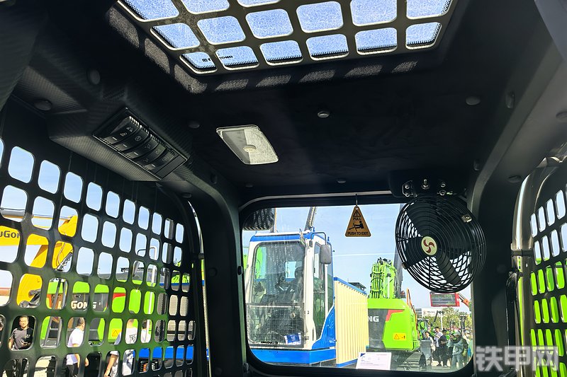 柳工335C滑移装载机整机外观