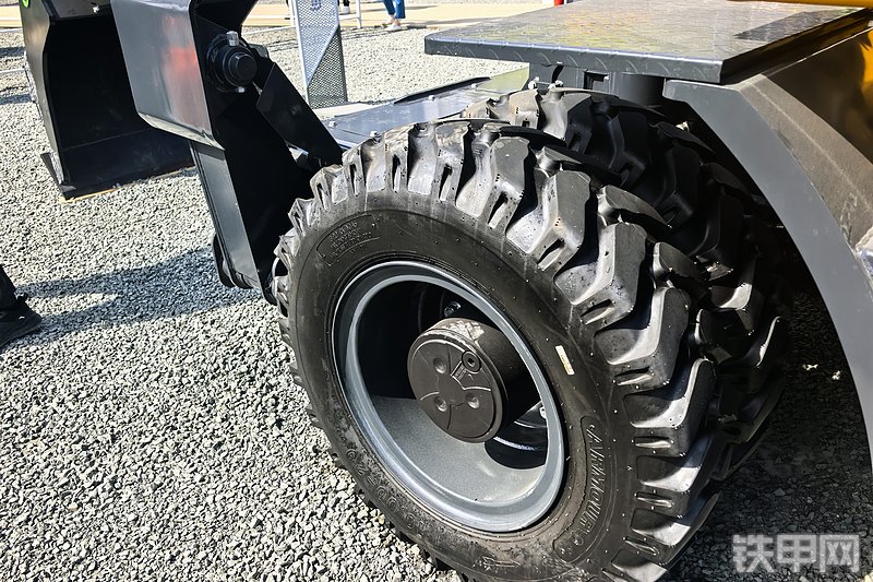 柳工915FW挖掘机整机外观