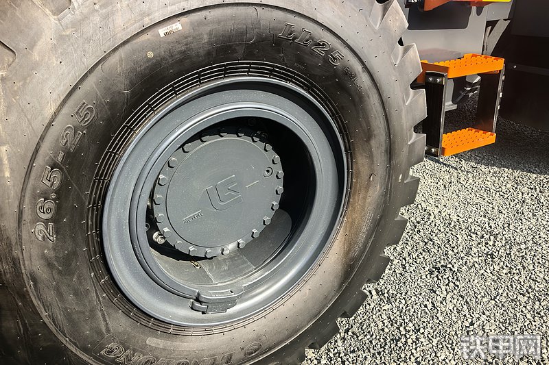 柳工862T装载机整机外观