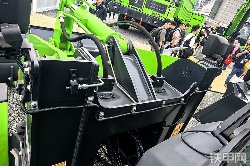 柳工820TE装载机整机外观