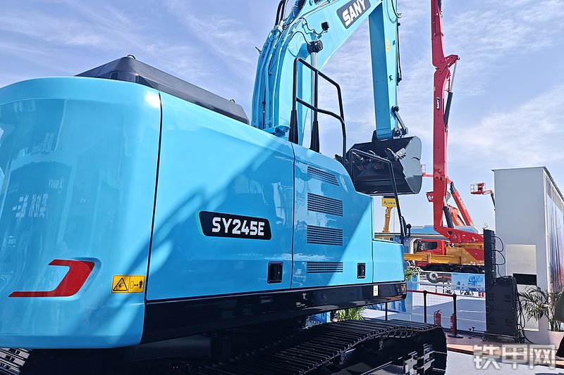三一重工SY245E挖掘机整机外观