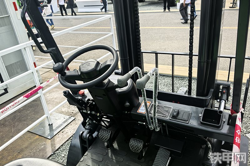 柳工CPD30E叉车整机外观