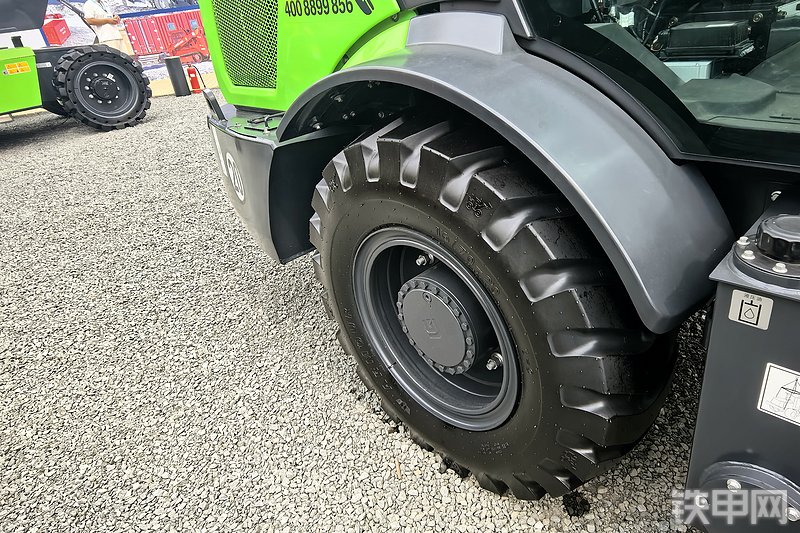 柳工820TE装载机整机外观